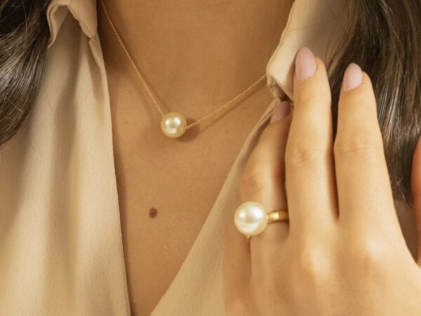 Reinventando o Look com Chokers: Perolas e Strass em Alta