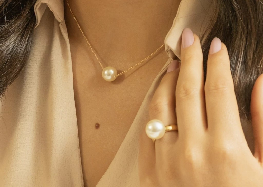 Reinventando o Look com Chokers: Perolas e Strass em Alta